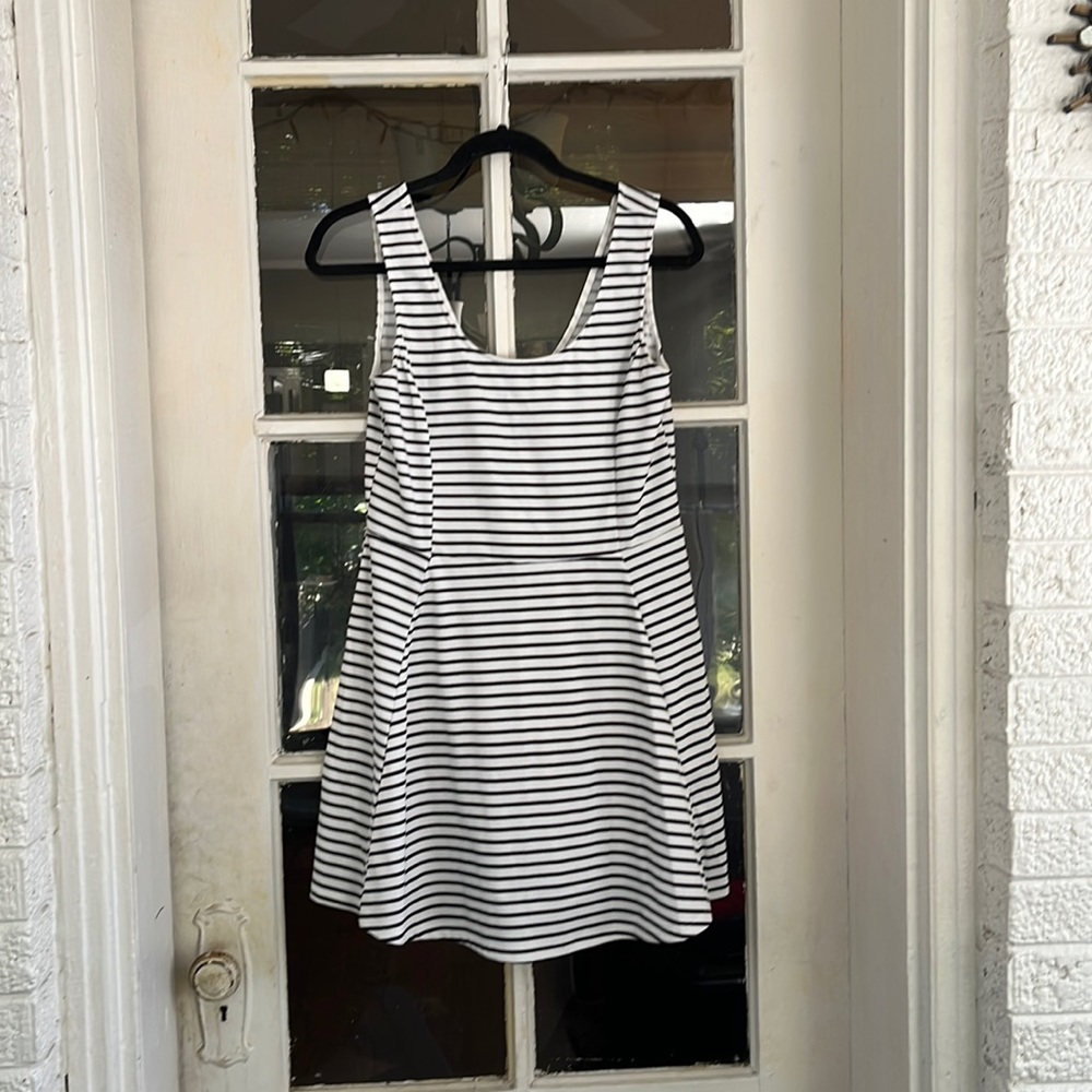 I am selling a H&M black and white dress